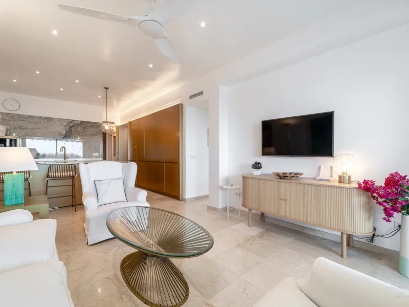 A unique opportunity to acquire a completely renovated apartment on the beachfront in the exclusive development known as El Beach of Guadalmina, one of the most emblematic in Marbella. A preferred destination for the high bourgeoisie from Madrid and the B