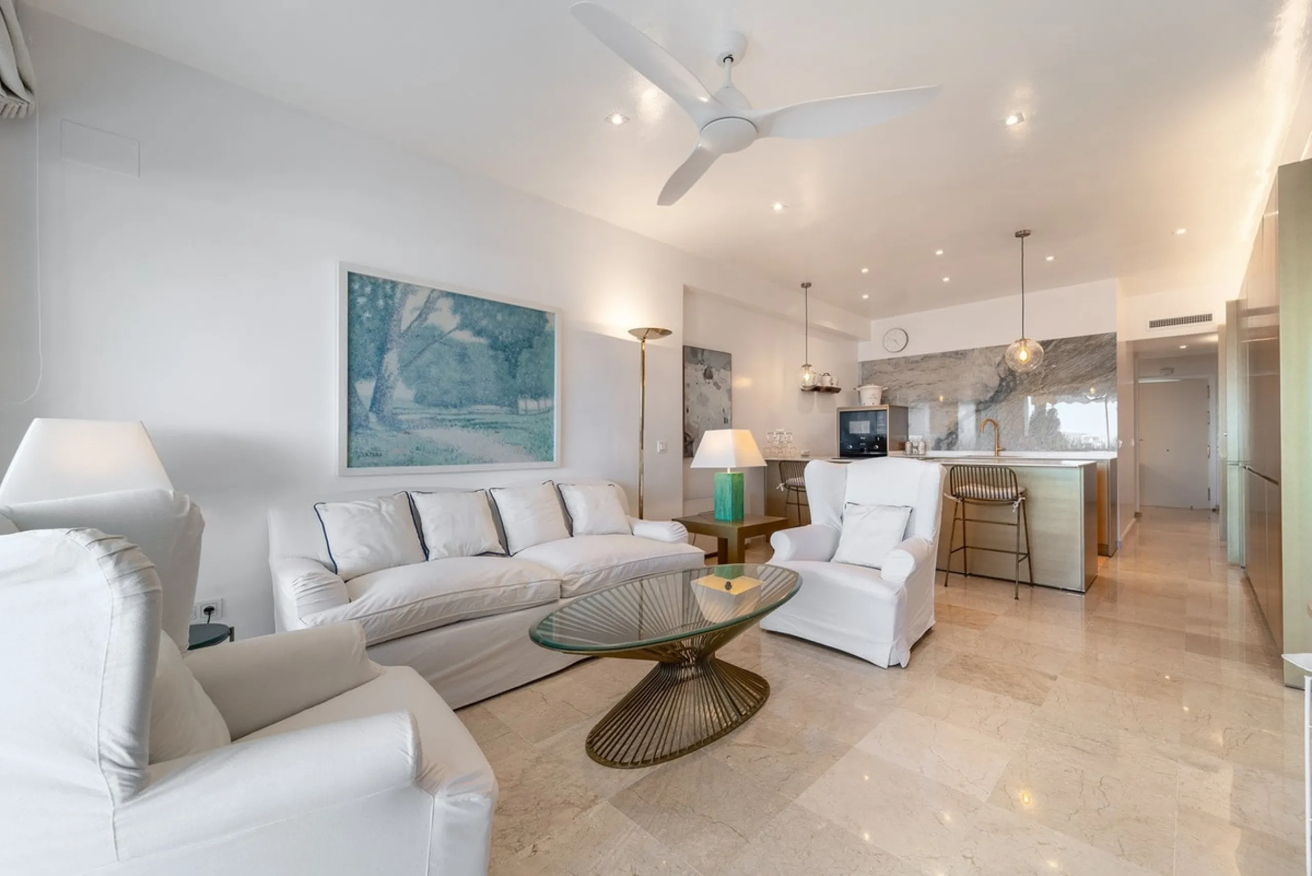 A unique opportunity to acquire a completely renovated apartment on the beachfront in the exclusive development known as El Beach of Guadalmina, one of the most emblematic in Marbella. A preferred destination for the high bourgeoisie from Madrid and the B