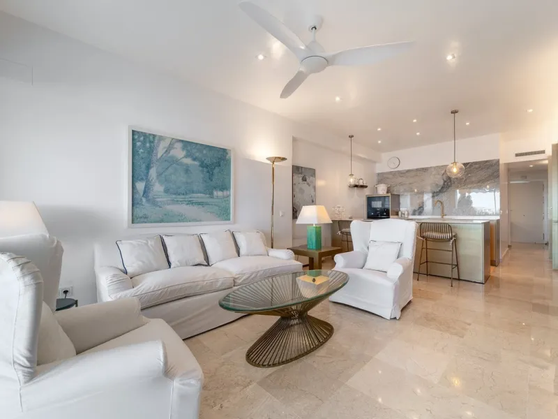 A unique opportunity to acquire a completely renovated apartment on the beachfront in the exclusive development known as El Beach of Guadalmina, one of the most emblematic in Marbella. A preferred destination for the high bourgeoisie from Madrid and the B