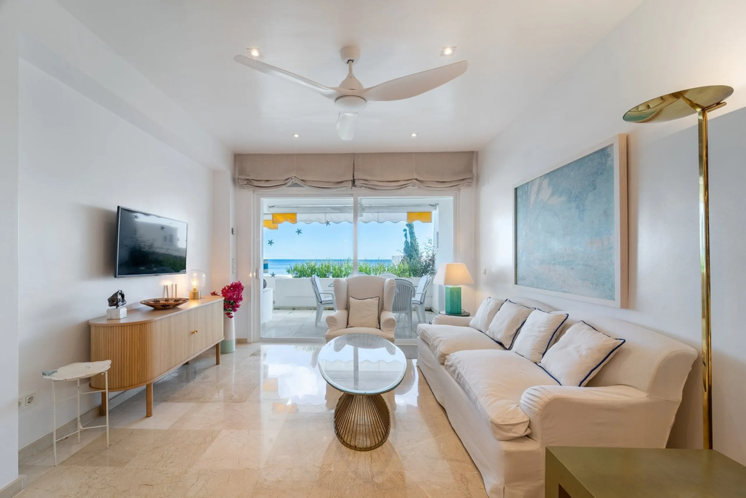 A unique opportunity to acquire a completely renovated apartment on the beachfront in the exclusive development known as El Beach of Guadalmina, one of the most emblematic in Marbella. A preferred destination for the high bourgeoisie from Madrid and the B