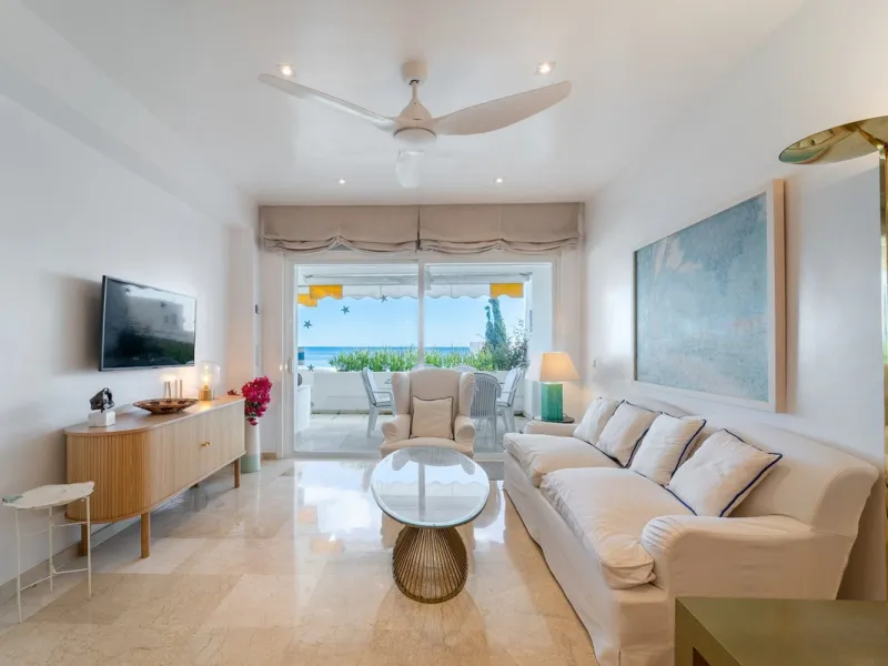 A unique opportunity to acquire a completely renovated apartment on the beachfront in the exclusive development known as El Beach of Guadalmina, one of the most emblematic in Marbella. A preferred destination for the high bourgeoisie from Madrid and the B