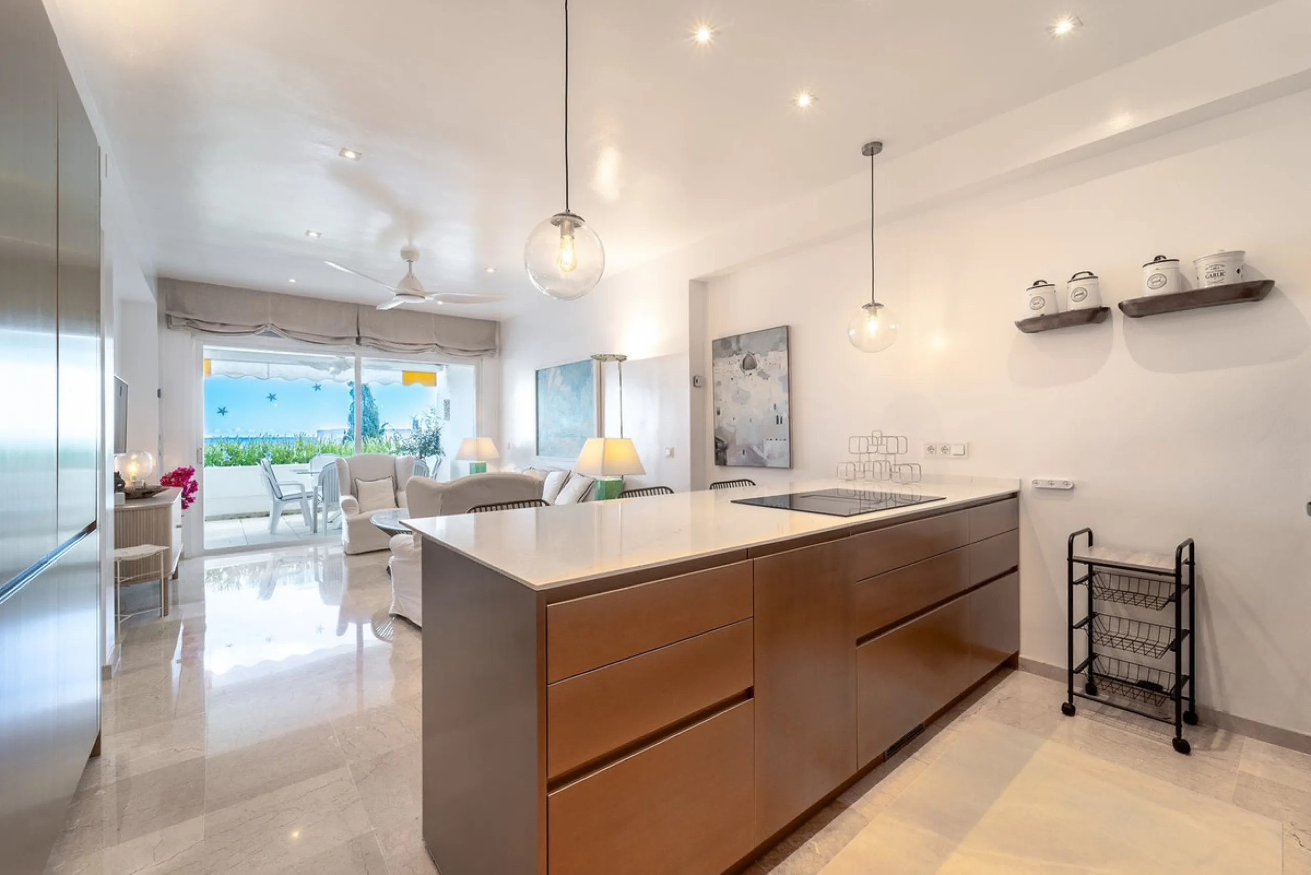 A unique opportunity to acquire a completely renovated apartment on the beachfront in the exclusive development known as El Beach of Guadalmina, one of the most emblematic in Marbella. A preferred destination for the high bourgeoisie from Madrid and the B