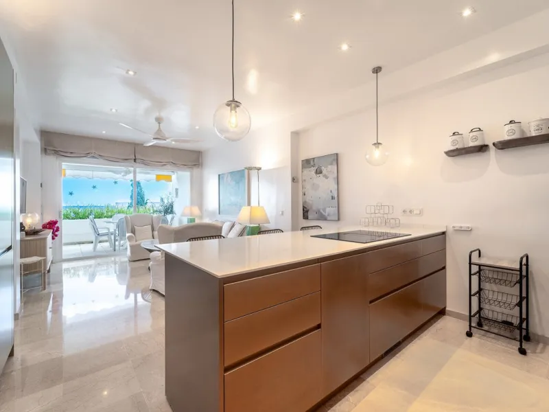 A unique opportunity to acquire a completely renovated apartment on the beachfront in the exclusive development known as El Beach of Guadalmina, one of the most emblematic in Marbella. A preferred destination for the high bourgeoisie from Madrid and the B
