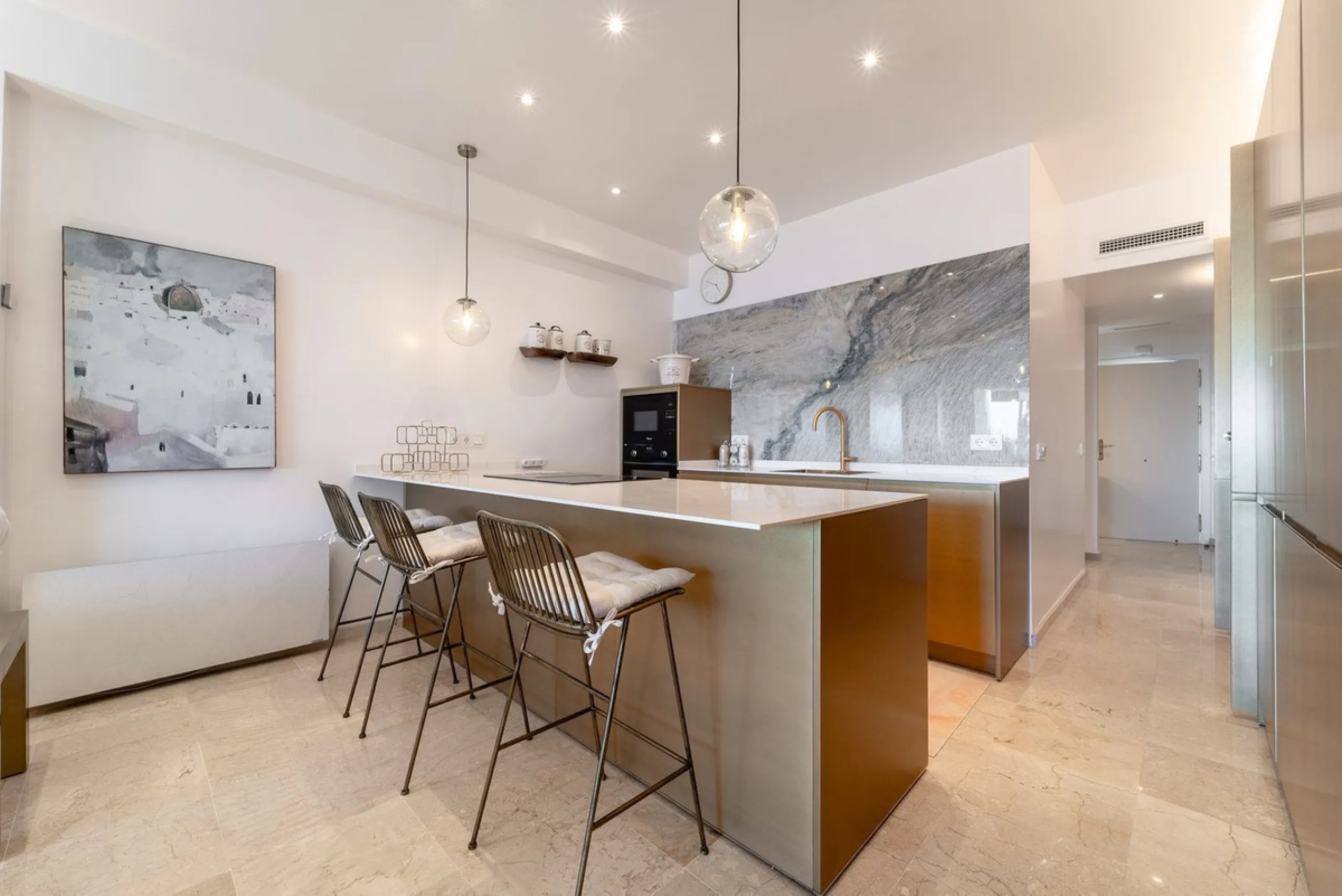 A unique opportunity to acquire a completely renovated apartment on the beachfront in the exclusive development known as El Beach of Guadalmina, one of the most emblematic in Marbella. A preferred destination for the high bourgeoisie from Madrid and the B