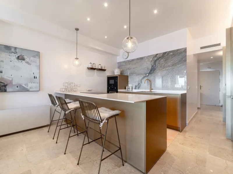 A unique opportunity to acquire a completely renovated apartment on the beachfront in the exclusive development known as El Beach of Guadalmina, one of the most emblematic in Marbella. A preferred destination for the high bourgeoisie from Madrid and the B