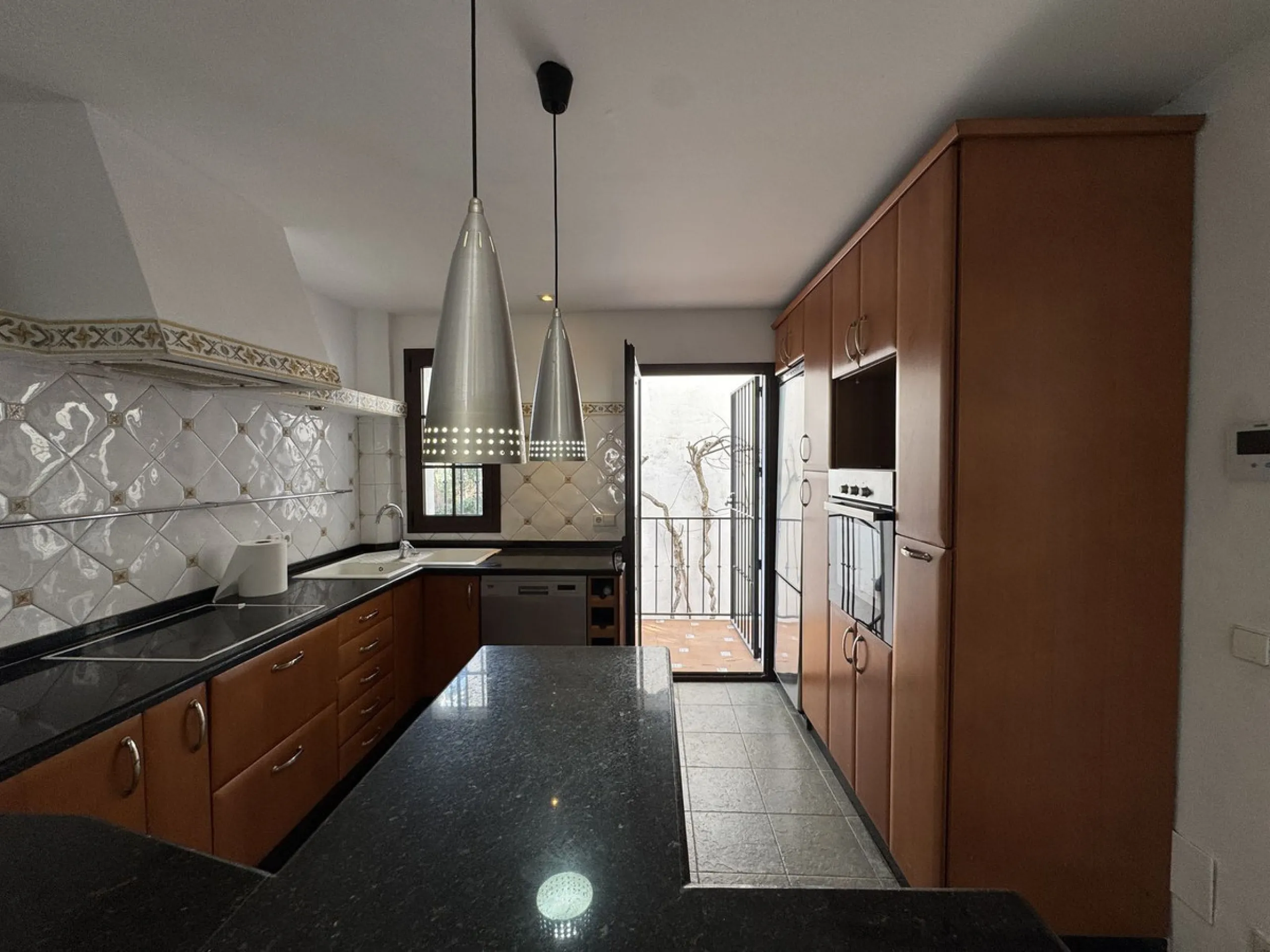Exclusive townhouse in Marbella with sea views and prime location