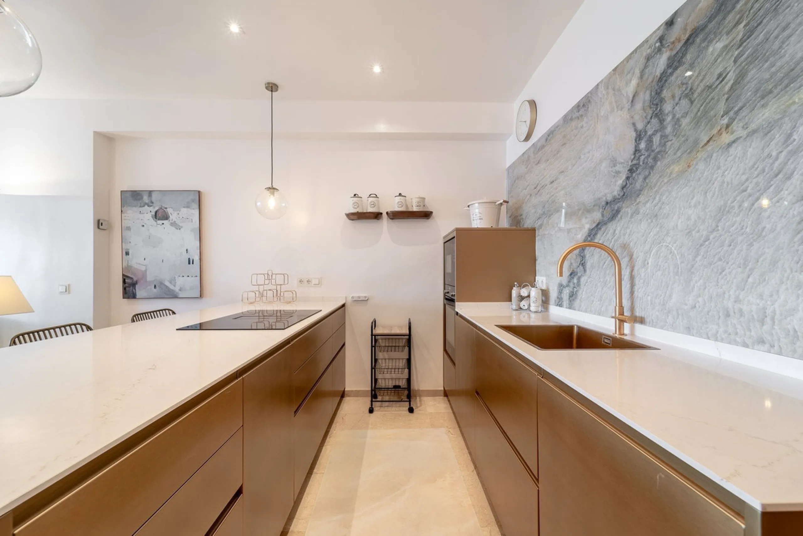 A unique opportunity to acquire a completely renovated apartment on the beachfront in the exclusive development known as El Beach of Guadalmina, one of the most emblematic in Marbella. A preferred destination for the high bourgeoisie from Madrid and the B