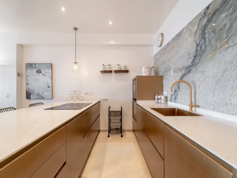 A unique opportunity to acquire a completely renovated apartment on the beachfront in the exclusive development known as El Beach of Guadalmina, one of the most emblematic in Marbella. A preferred destination for the high bourgeoisie from Madrid and the B