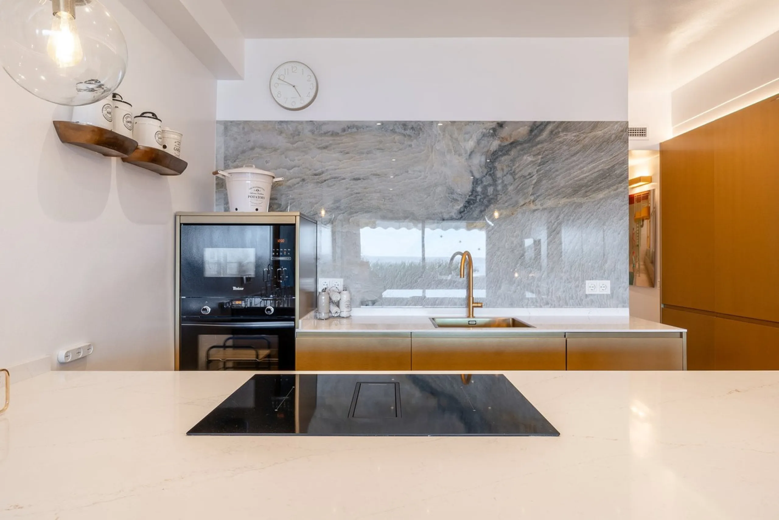 A unique opportunity to acquire a completely renovated apartment on the beachfront in the exclusive development known as El Beach of Guadalmina, one of the most emblematic in Marbella. A preferred destination for the high bourgeoisie from Madrid and the B