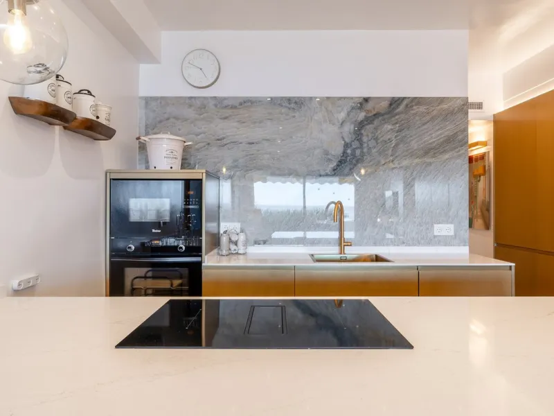 A unique opportunity to acquire a completely renovated apartment on the beachfront in the exclusive development known as El Beach of Guadalmina, one of the most emblematic in Marbella. A preferred destination for the high bourgeoisie from Madrid and the B