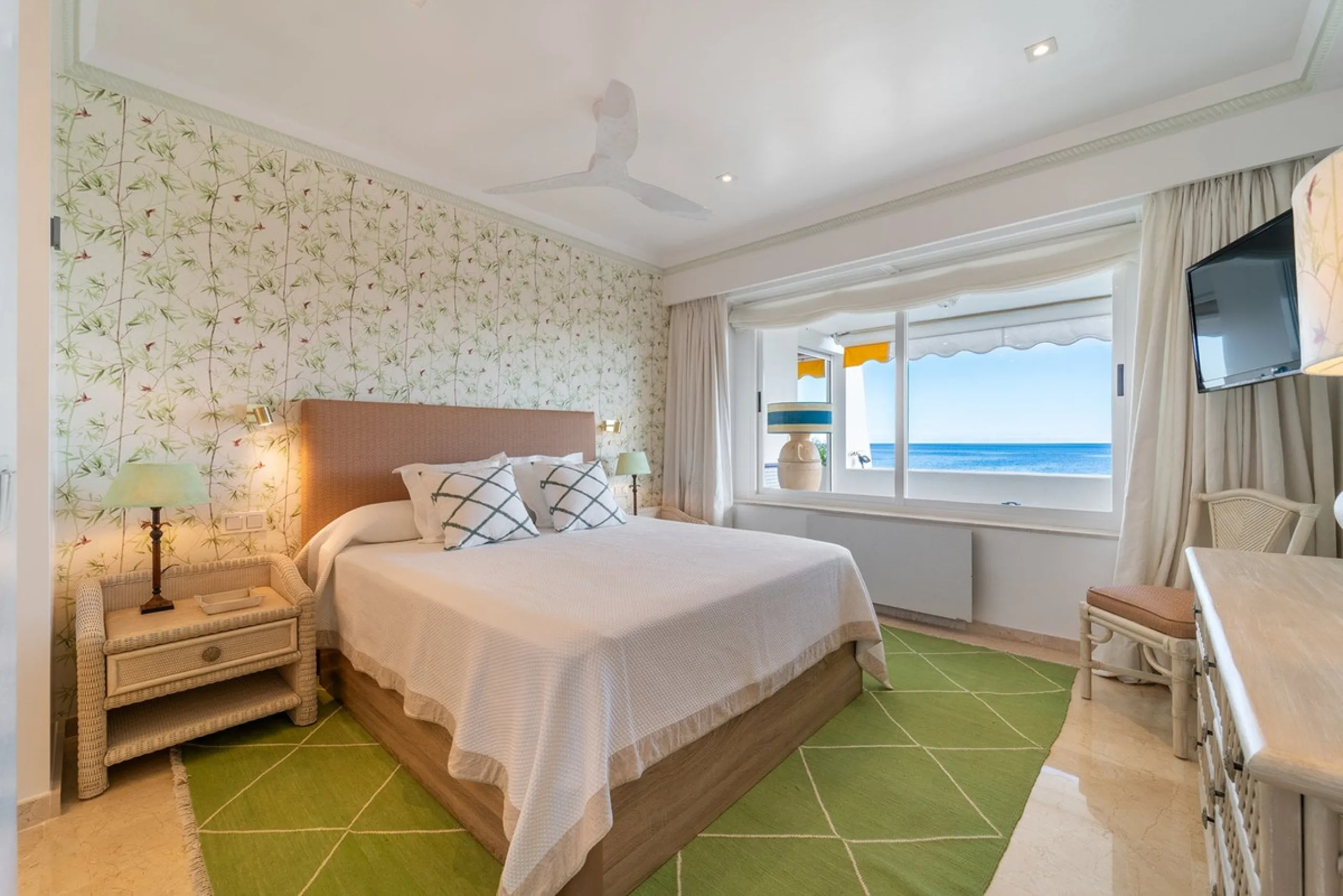 A unique opportunity to acquire a completely renovated apartment on the beachfront in the exclusive development known as El Beach of Guadalmina, one of the most emblematic in Marbella. A preferred destination for the high bourgeoisie from Madrid and the B