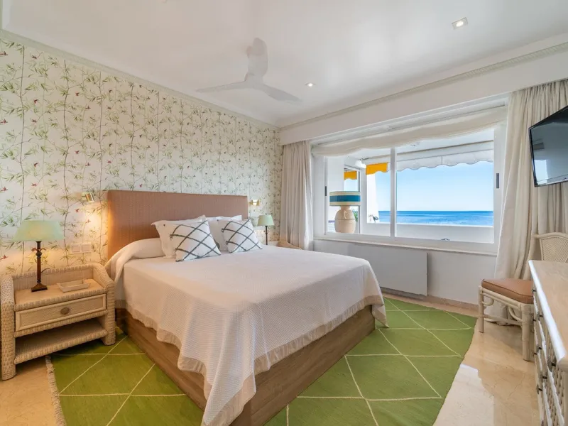 A unique opportunity to acquire a completely renovated apartment on the beachfront in the exclusive development known as El Beach of Guadalmina, one of the most emblematic in Marbella. A preferred destination for the high bourgeoisie from Madrid and the B