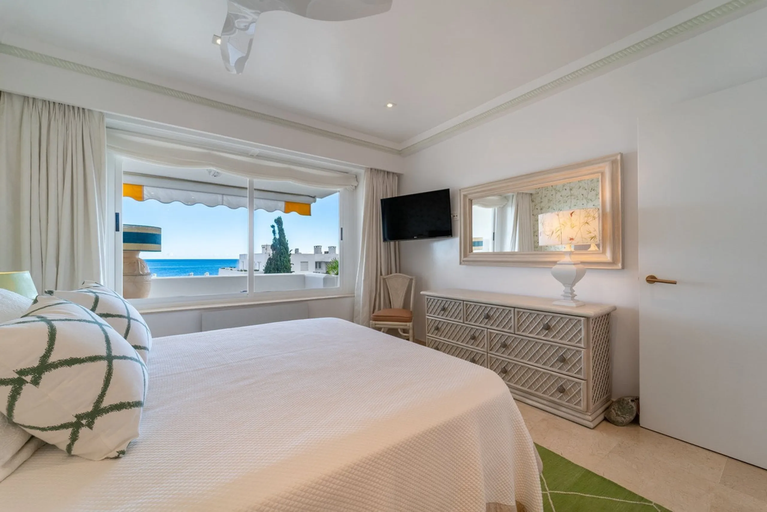 A unique opportunity to acquire a completely renovated apartment on the beachfront in the exclusive development known as El Beach of Guadalmina, one of the most emblematic in Marbella. A preferred destination for the high bourgeoisie from Madrid and the B