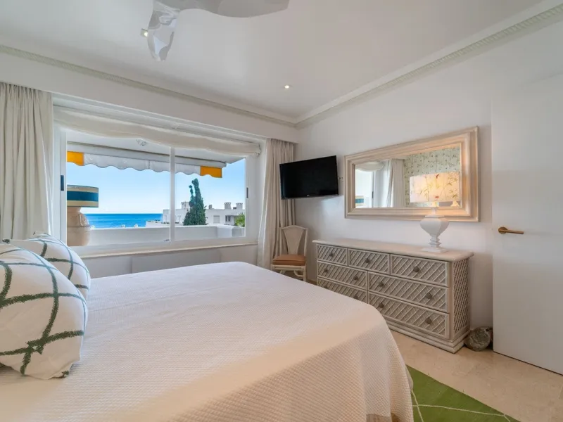 A unique opportunity to acquire a completely renovated apartment on the beachfront in the exclusive development known as El Beach of Guadalmina, one of the most emblematic in Marbella. A preferred destination for the high bourgeoisie from Madrid and the B