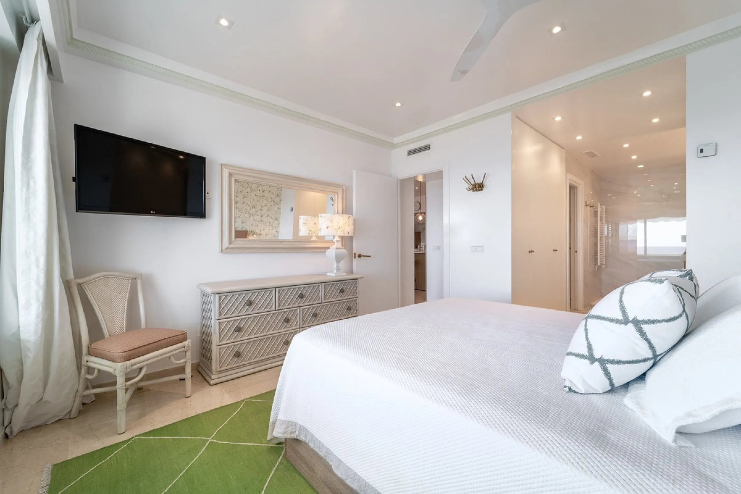 A unique opportunity to acquire a completely renovated apartment on the beachfront in the exclusive development known as El Beach of Guadalmina, one of the most emblematic in Marbella. A preferred destination for the high bourgeoisie from Madrid and the B