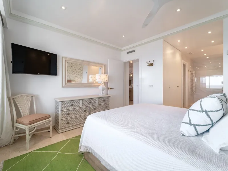 A unique opportunity to acquire a completely renovated apartment on the beachfront in the exclusive development known as El Beach of Guadalmina, one of the most emblematic in Marbella. A preferred destination for the high bourgeoisie from Madrid and the B