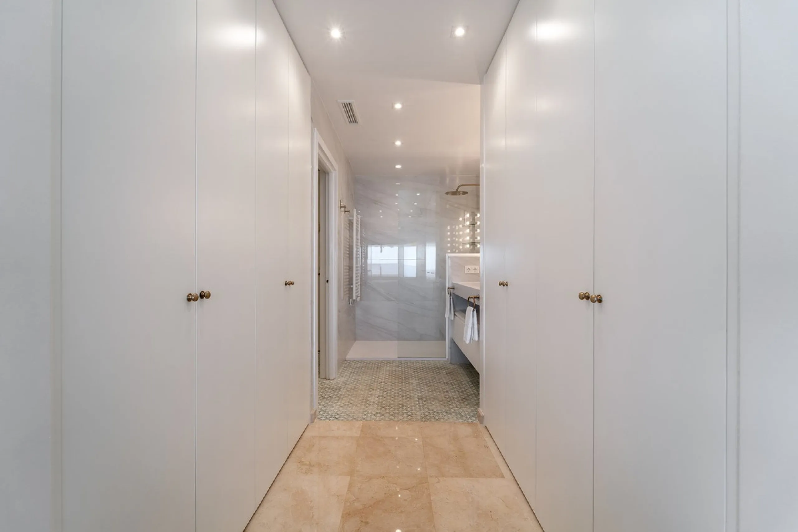 A unique opportunity to acquire a completely renovated apartment on the beachfront in the exclusive development known as El Beach of Guadalmina, one of the most emblematic in Marbella. A preferred destination for the high bourgeoisie from Madrid and the B