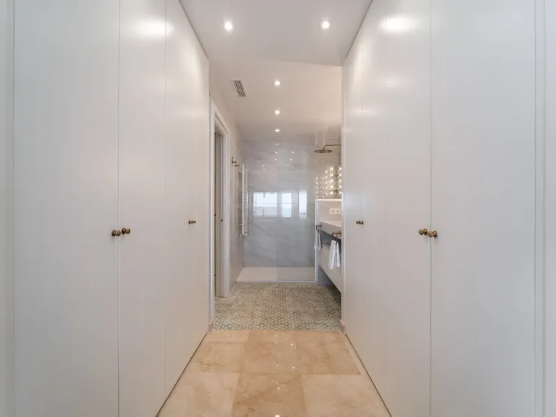 A unique opportunity to acquire a completely renovated apartment on the beachfront in the exclusive development known as El Beach of Guadalmina, one of the most emblematic in Marbella. A preferred destination for the high bourgeoisie from Madrid and the B