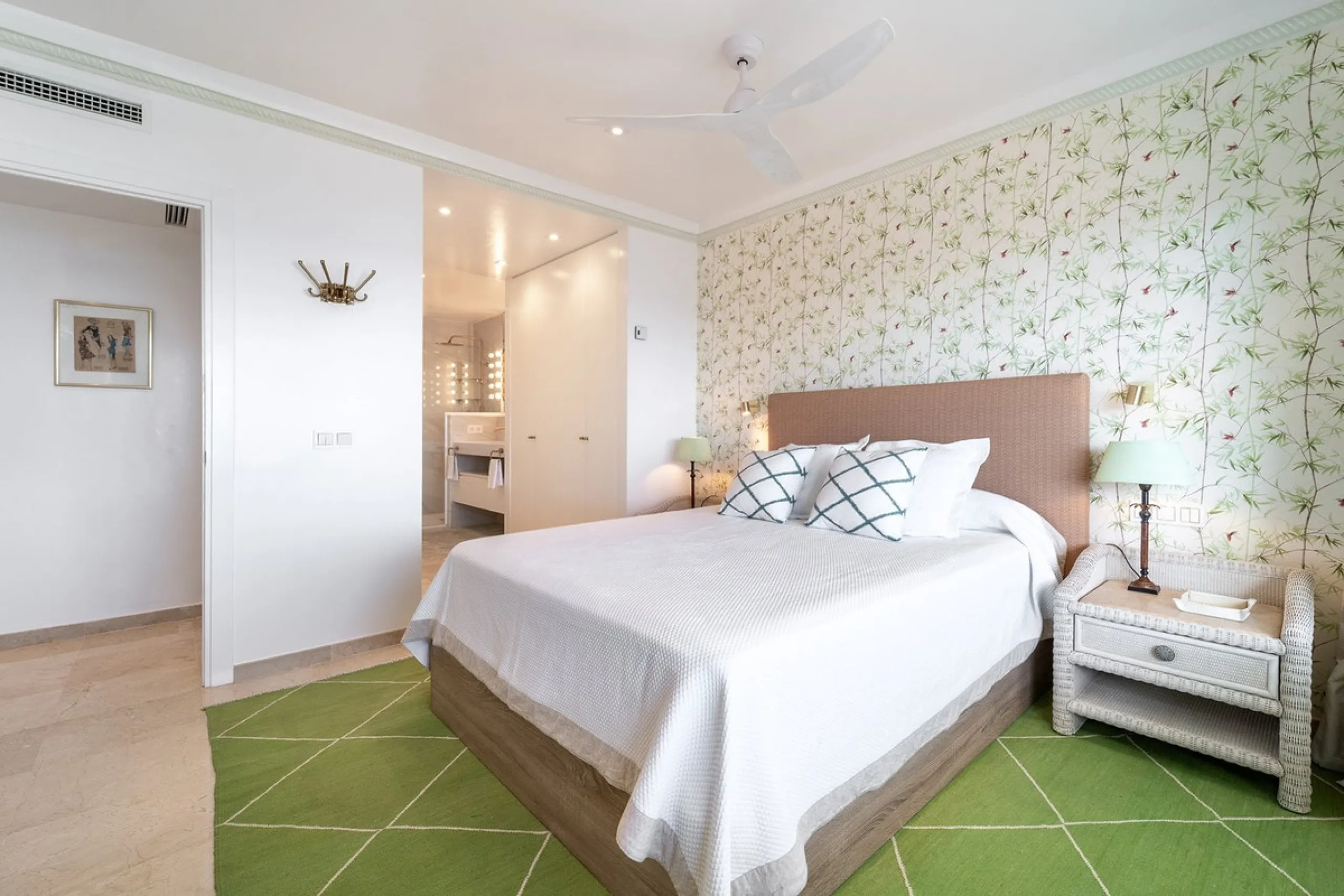 A unique opportunity to acquire a completely renovated apartment on the beachfront in the exclusive development known as El Beach of Guadalmina, one of the most emblematic in Marbella. A preferred destination for the high bourgeoisie from Madrid and the B