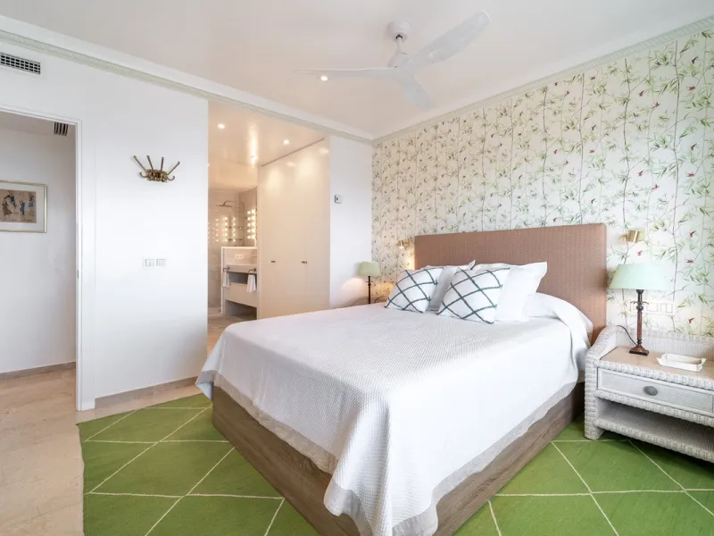A unique opportunity to acquire a completely renovated apartment on the beachfront in the exclusive development known as El Beach of Guadalmina, one of the most emblematic in Marbella. A preferred destination for the high bourgeoisie from Madrid and the B