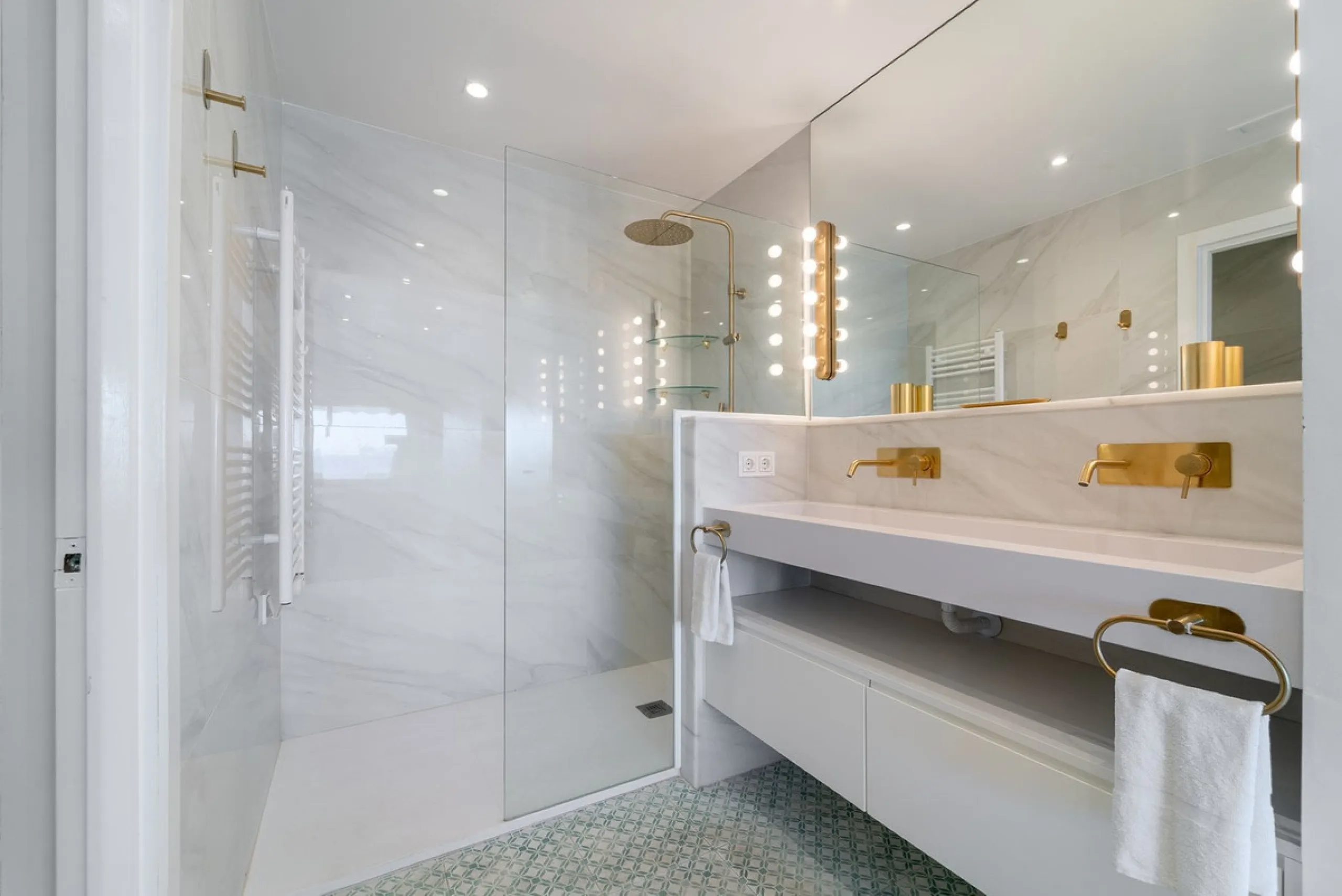 A unique opportunity to acquire a completely renovated apartment on the beachfront in the exclusive development known as El Beach of Guadalmina, one of the most emblematic in Marbella. A preferred destination for the high bourgeoisie from Madrid and the B