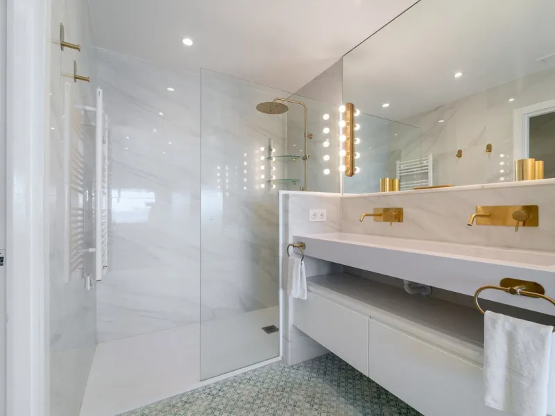 A unique opportunity to acquire a completely renovated apartment on the beachfront in the exclusive development known as El Beach of Guadalmina, one of the most emblematic in Marbella. A preferred destination for the high bourgeoisie from Madrid and the B