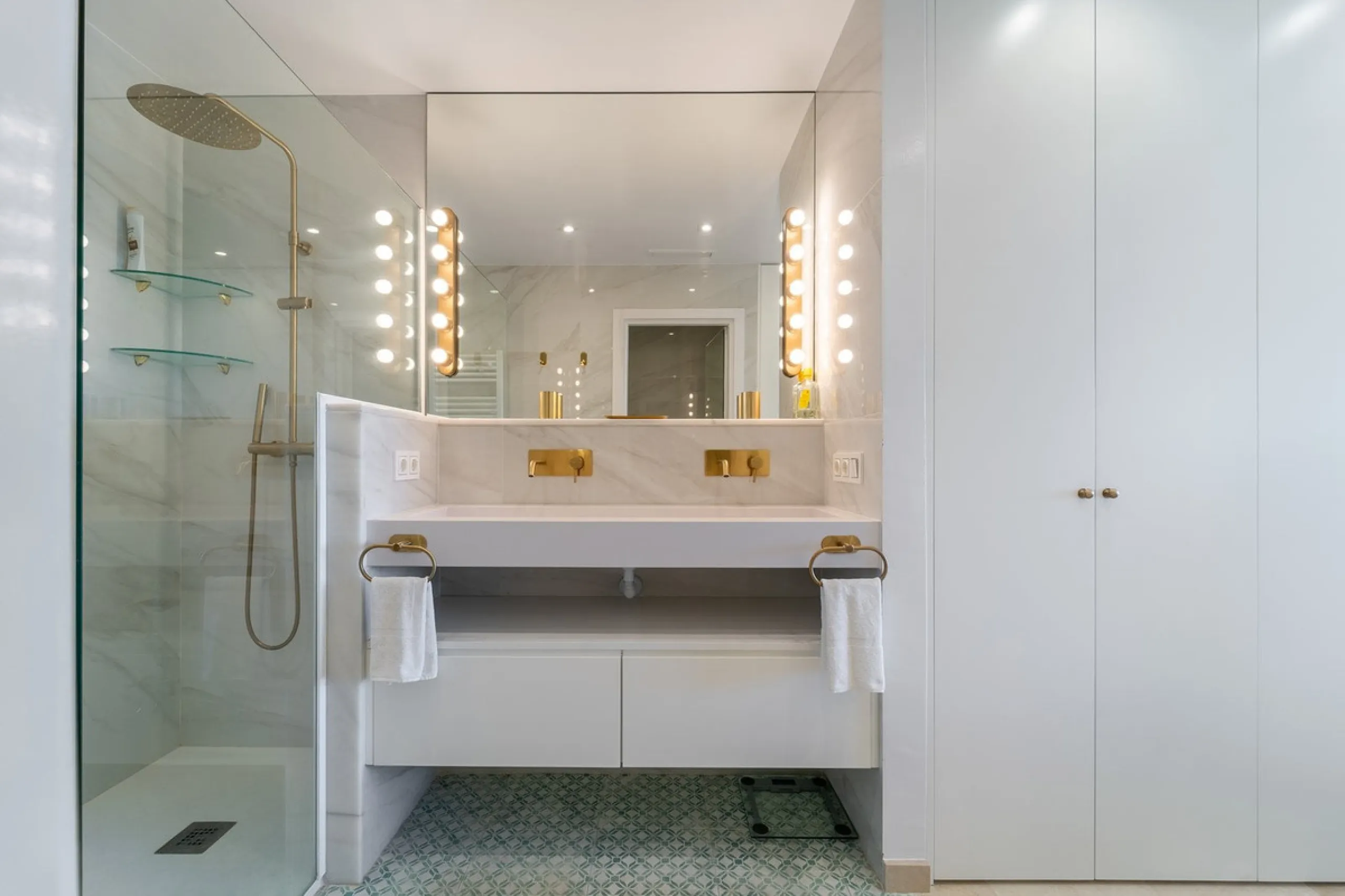 A unique opportunity to acquire a completely renovated apartment on the beachfront in the exclusive development known as El Beach of Guadalmina, one of the most emblematic in Marbella. A preferred destination for the high bourgeoisie from Madrid and the B