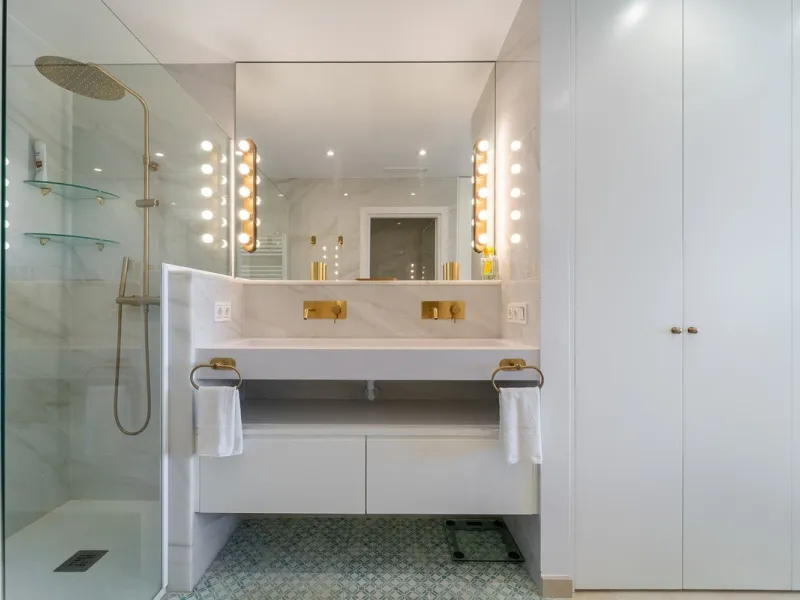 A unique opportunity to acquire a completely renovated apartment on the beachfront in the exclusive development known as El Beach of Guadalmina, one of the most emblematic in Marbella. A preferred destination for the high bourgeoisie from Madrid and the B