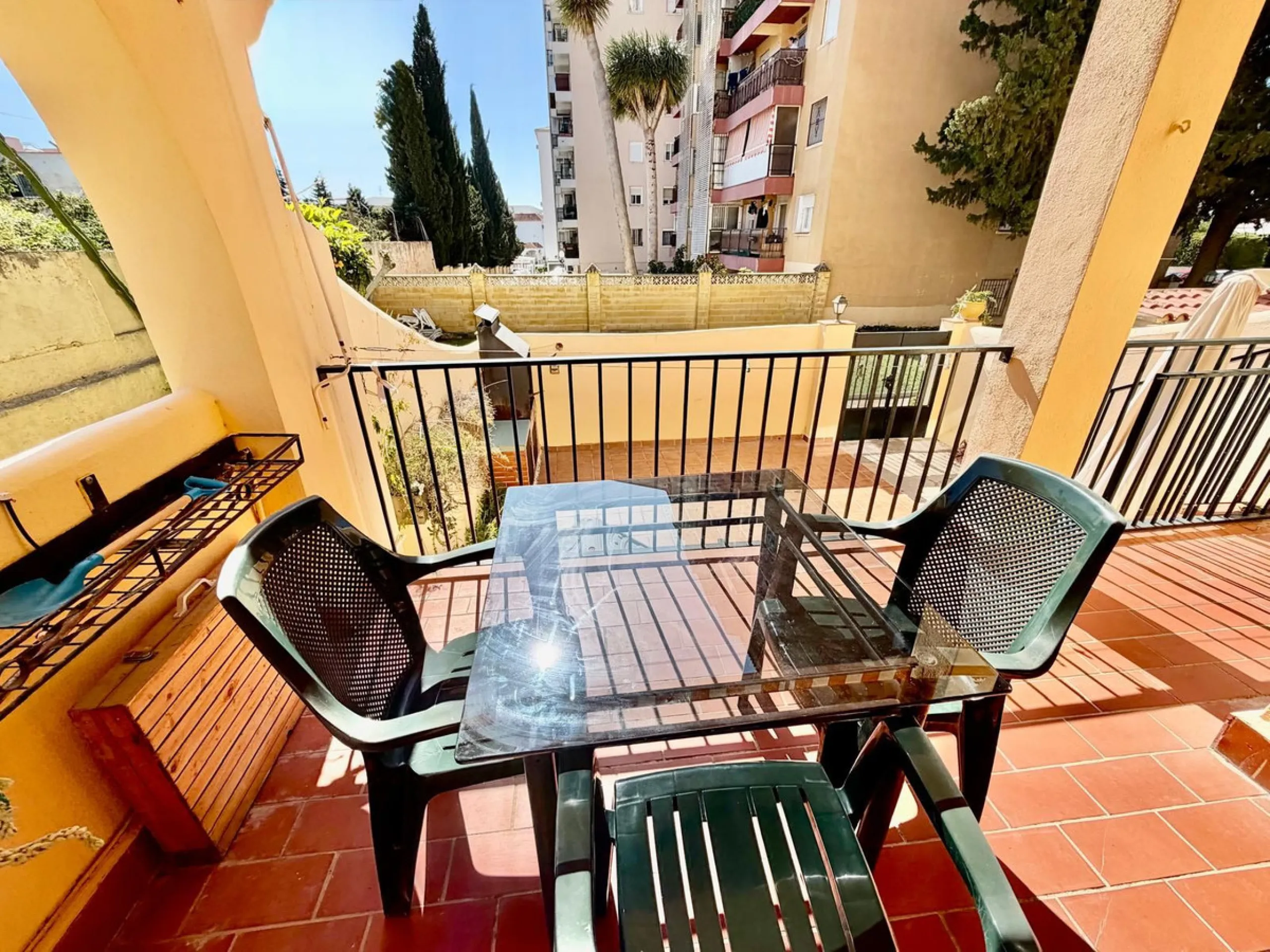 Helle Zwei-Zimmer-Wohnung mit Terrasse, Garage und ausgezeichneter Lage nahe am Meer