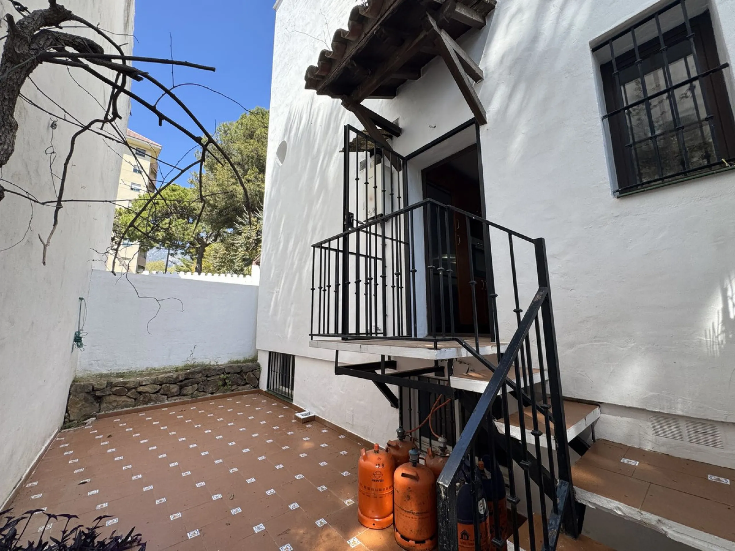Exclusive townhouse in Marbella with sea views and prime location