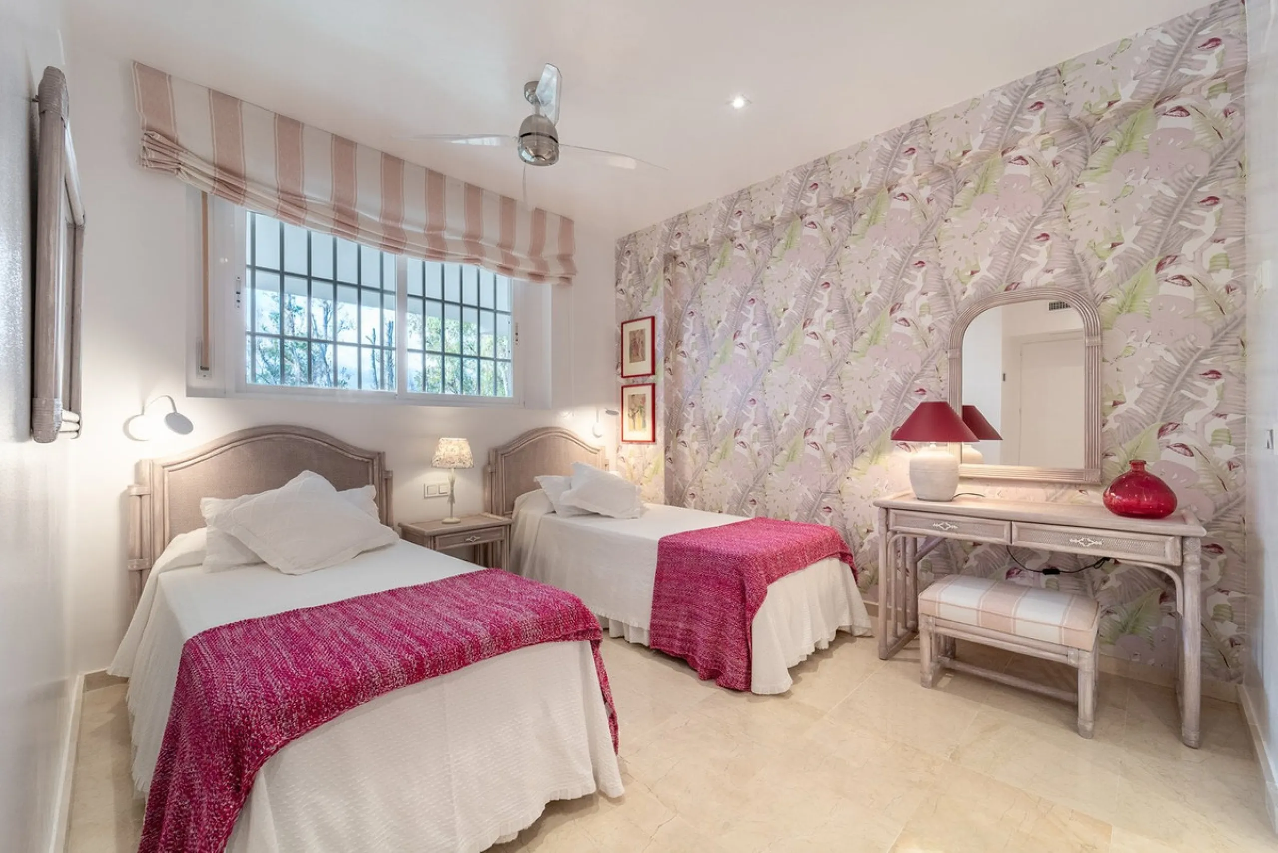 A unique opportunity to acquire a completely renovated apartment on the beachfront in the exclusive development known as El Beach of Guadalmina, one of the most emblematic in Marbella. A preferred destination for the high bourgeoisie from Madrid and the B