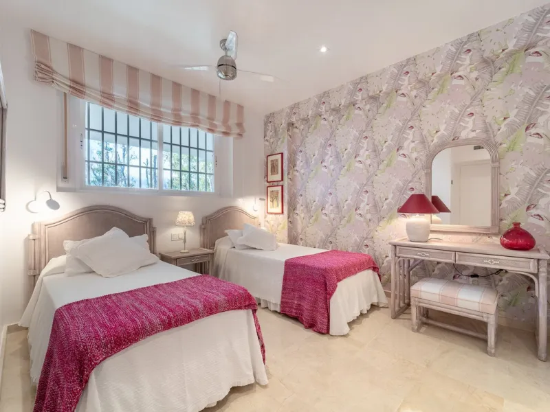 A unique opportunity to acquire a completely renovated apartment on the beachfront in the exclusive development known as El Beach of Guadalmina, one of the most emblematic in Marbella. A preferred destination for the high bourgeoisie from Madrid and the B