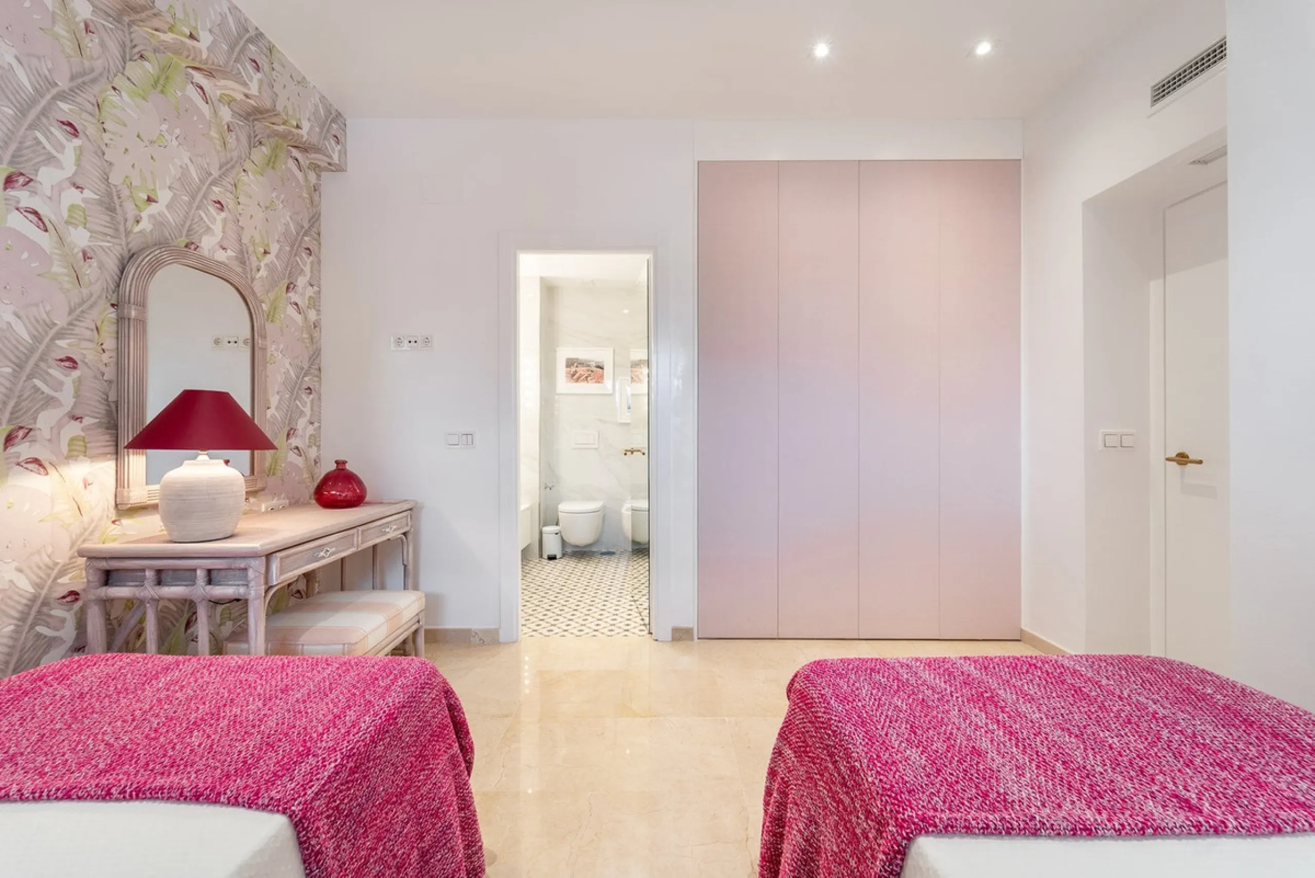 A unique opportunity to acquire a completely renovated apartment on the beachfront in the exclusive development known as El Beach of Guadalmina, one of the most emblematic in Marbella. A preferred destination for the high bourgeoisie from Madrid and the B