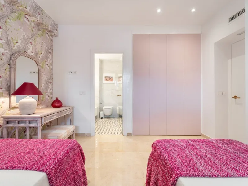 A unique opportunity to acquire a completely renovated apartment on the beachfront in the exclusive development known as El Beach of Guadalmina, one of the most emblematic in Marbella. A preferred destination for the high bourgeoisie from Madrid and the B