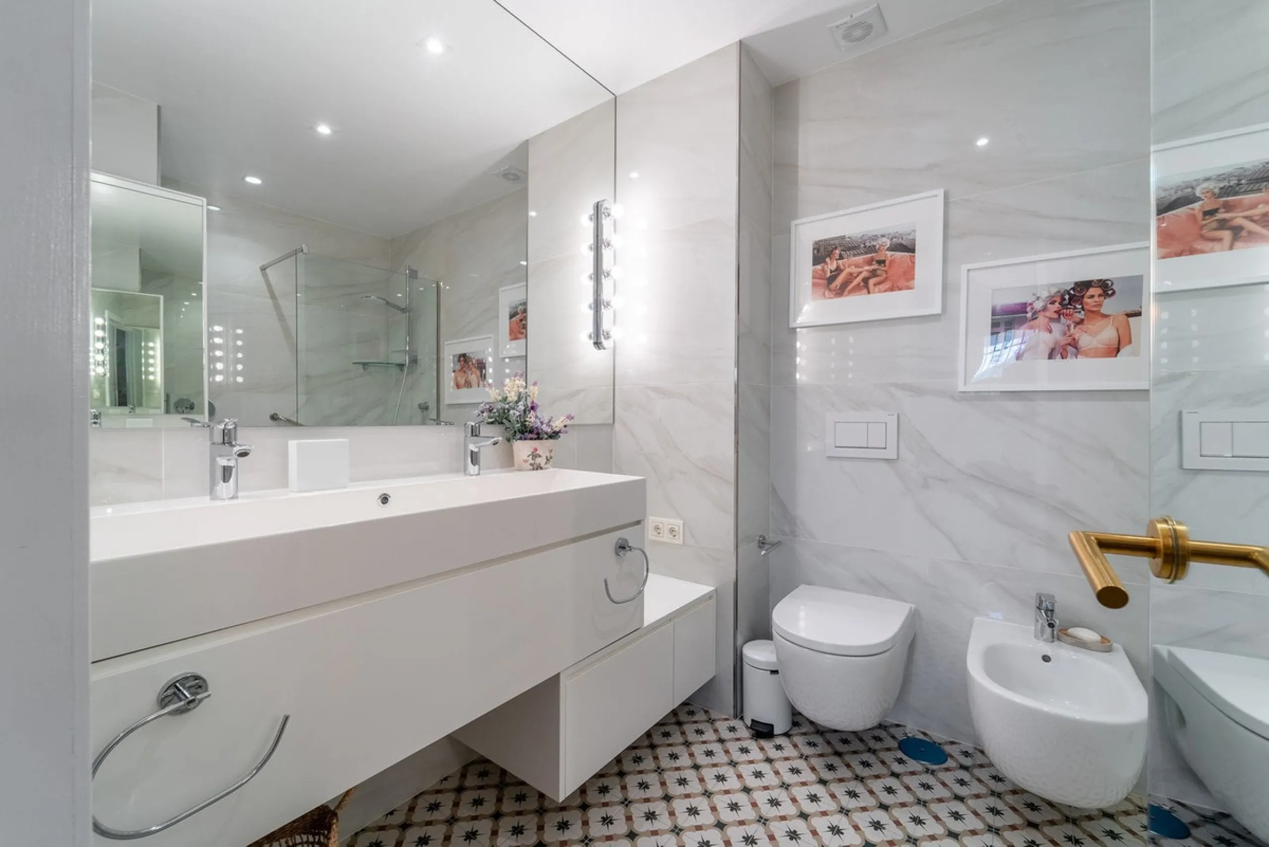 A unique opportunity to acquire a completely renovated apartment on the beachfront in the exclusive development known as El Beach of Guadalmina, one of the most emblematic in Marbella. A preferred destination for the high bourgeoisie from Madrid and the B