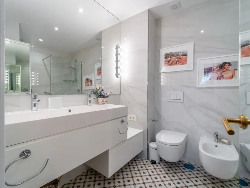 A unique opportunity to acquire a completely renovated apartment on the beachfront in the exclusive development known as El Beach of Guadalmina, one of the most emblematic in Marbella. A preferred destination for the high bourgeoisie from Madrid and the B