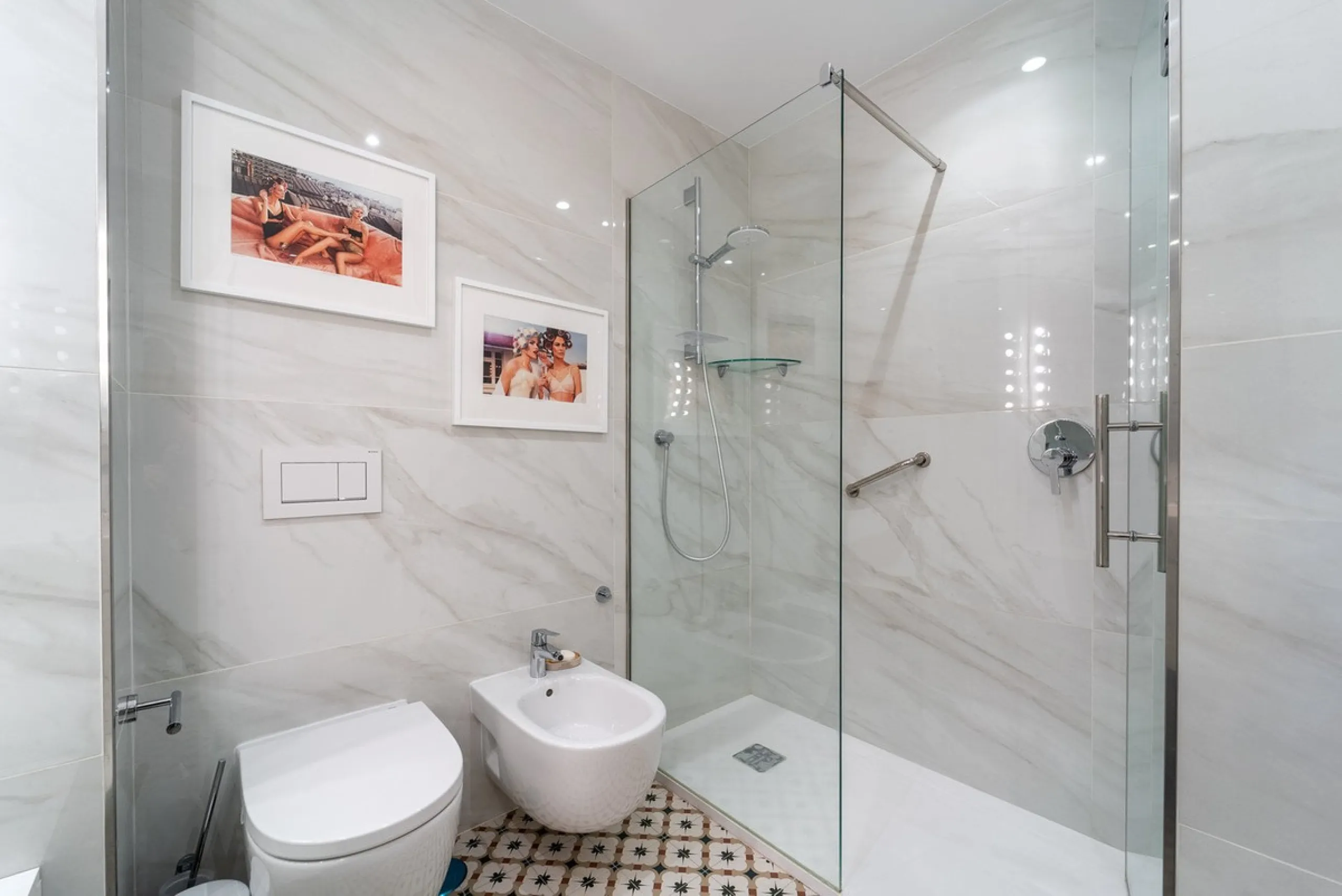 A unique opportunity to acquire a completely renovated apartment on the beachfront in the exclusive development known as El Beach of Guadalmina, one of the most emblematic in Marbella. A preferred destination for the high bourgeoisie from Madrid and the B