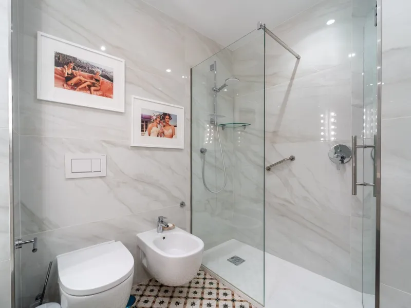 A unique opportunity to acquire a completely renovated apartment on the beachfront in the exclusive development known as El Beach of Guadalmina, one of the most emblematic in Marbella. A preferred destination for the high bourgeoisie from Madrid and the B