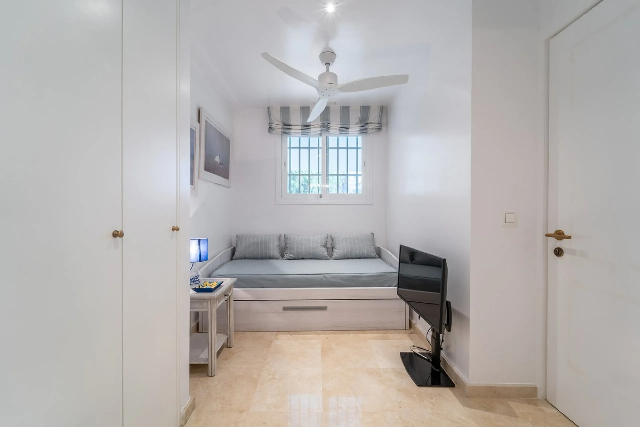 A unique opportunity to acquire a completely renovated apartment on the beachfront in the exclusive development known as El Beach of Guadalmina, one of the most emblematic in Marbella. A preferred destination for the high bourgeoisie from Madrid and the B
