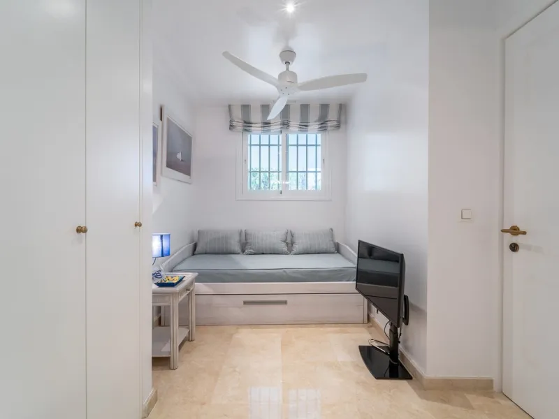 A unique opportunity to acquire a completely renovated apartment on the beachfront in the exclusive development known as El Beach of Guadalmina, one of the most emblematic in Marbella. A preferred destination for the high bourgeoisie from Madrid and the B