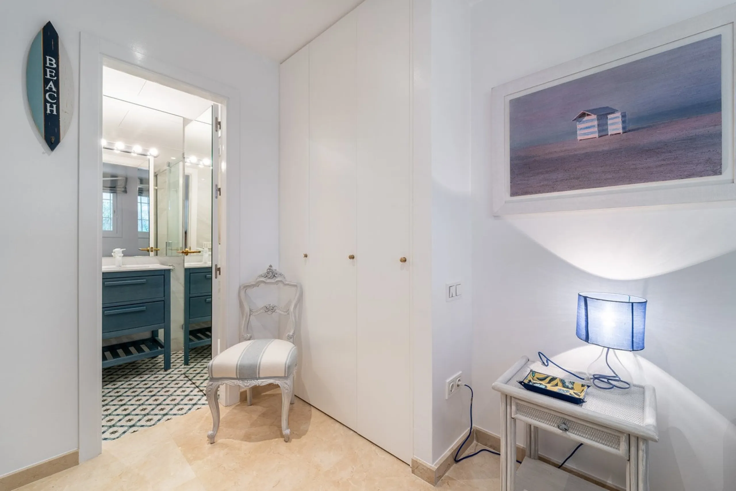 A unique opportunity to acquire a completely renovated apartment on the beachfront in the exclusive development known as El Beach of Guadalmina, one of the most emblematic in Marbella. A preferred destination for the high bourgeoisie from Madrid and the B