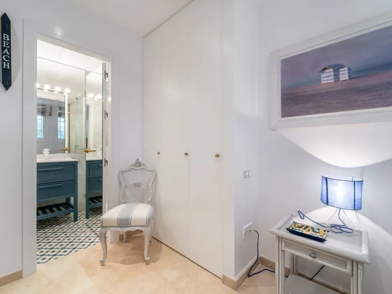 A unique opportunity to acquire a completely renovated apartment on the beachfront in the exclusive development known as El Beach of Guadalmina, one of the most emblematic in Marbella. A preferred destination for the high bourgeoisie from Madrid and the B