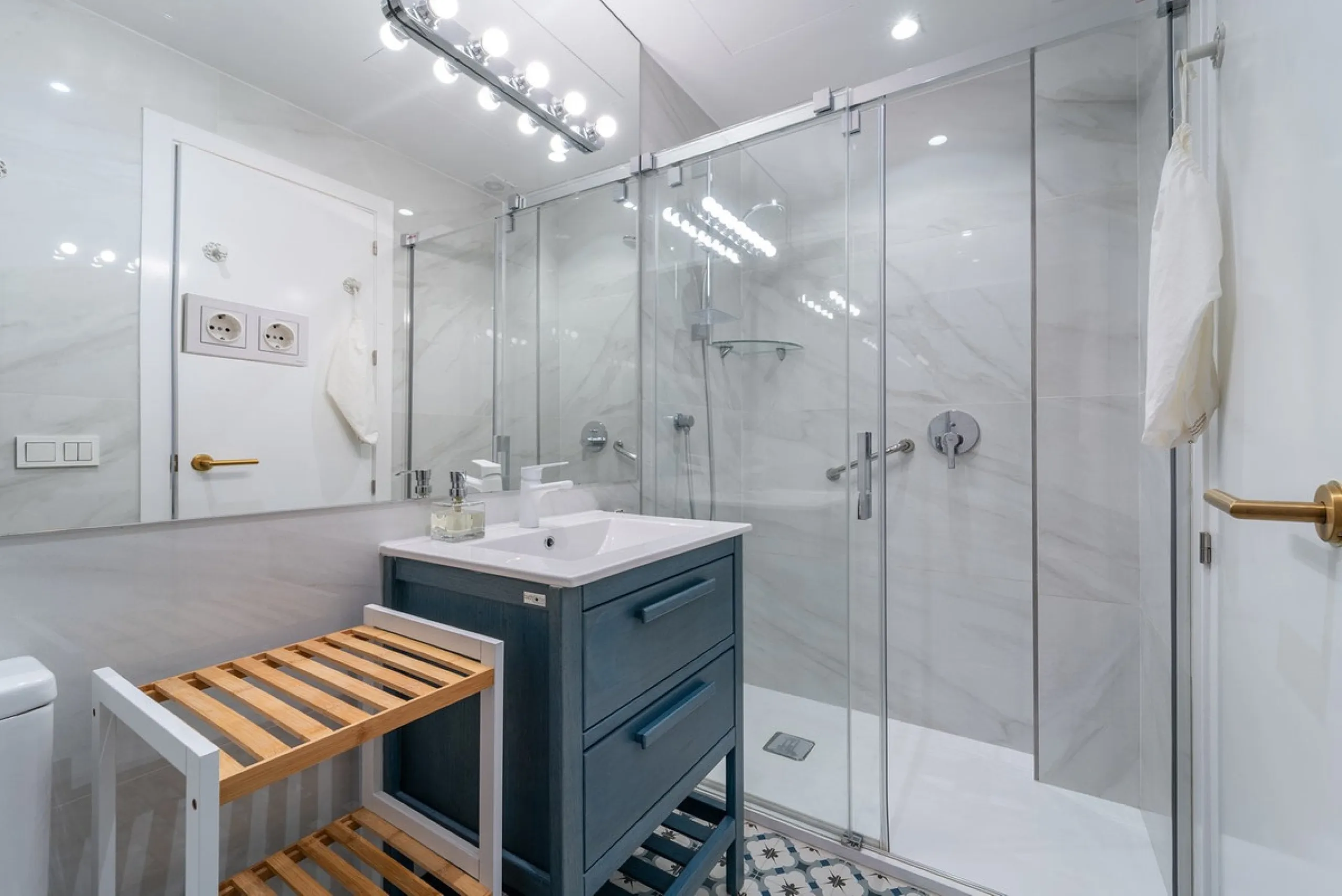 A unique opportunity to acquire a completely renovated apartment on the beachfront in the exclusive development known as El Beach of Guadalmina, one of the most emblematic in Marbella. A preferred destination for the high bourgeoisie from Madrid and the B