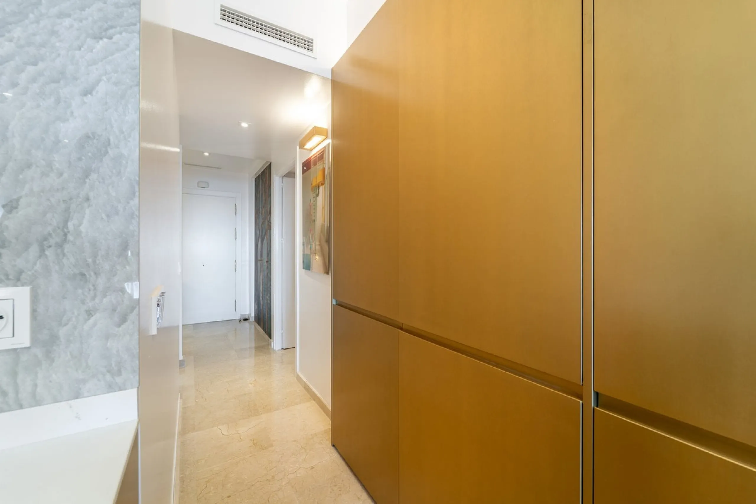 A unique opportunity to acquire a completely renovated apartment on the beachfront in the exclusive development known as El Beach of Guadalmina, one of the most emblematic in Marbella. A preferred destination for the high bourgeoisie from Madrid and the B