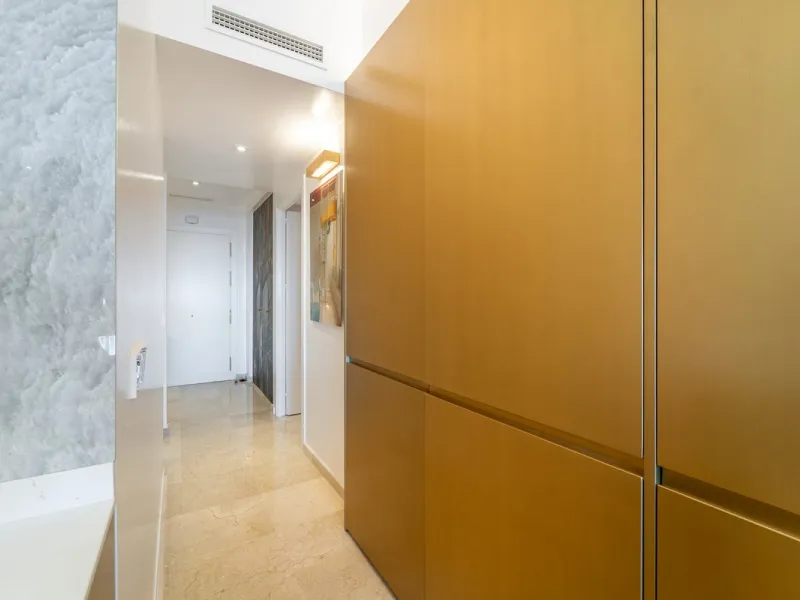 A unique opportunity to acquire a completely renovated apartment on the beachfront in the exclusive development known as El Beach of Guadalmina, one of the most emblematic in Marbella. A preferred destination for the high bourgeoisie from Madrid and the B