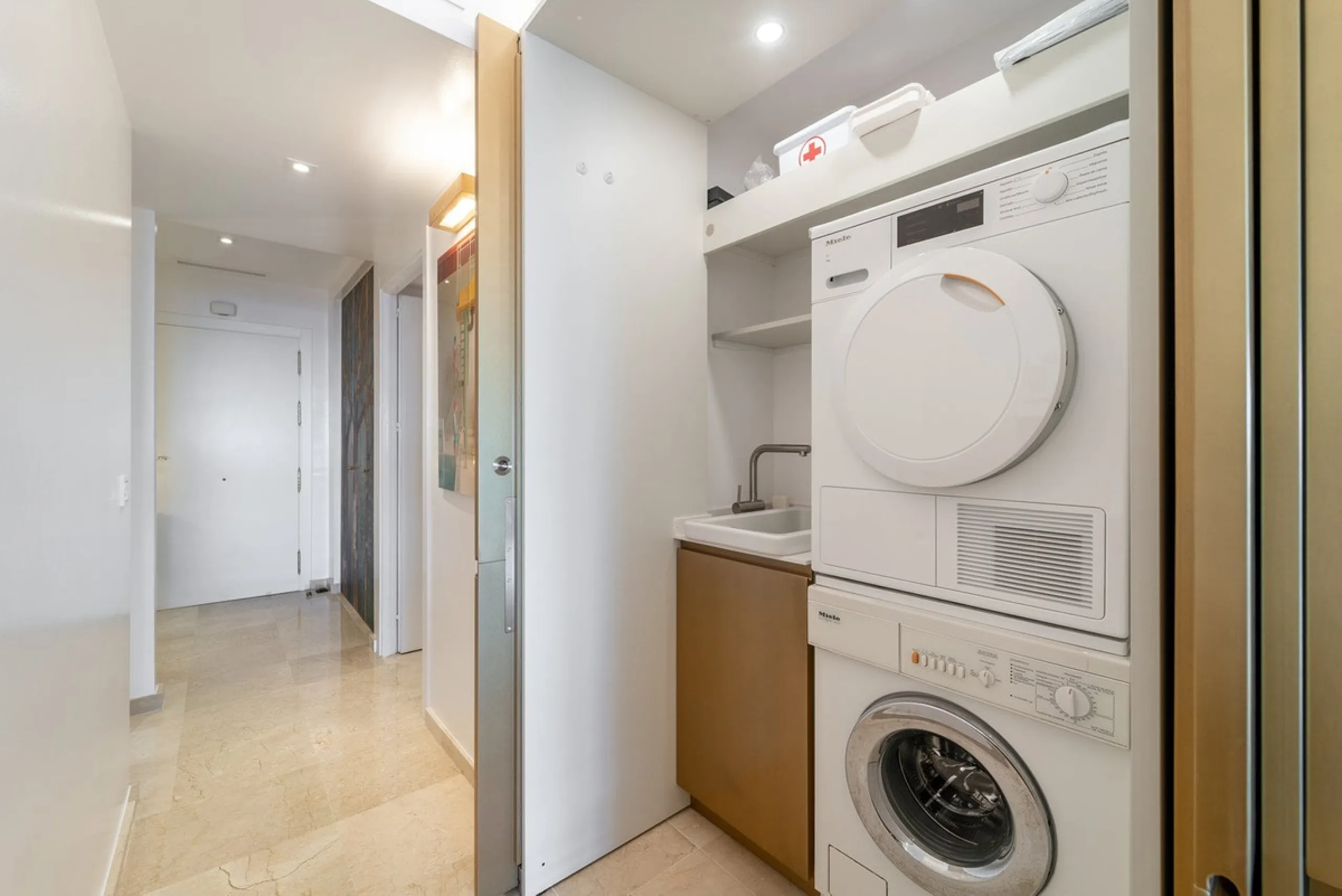 A unique opportunity to acquire a completely renovated apartment on the beachfront in the exclusive development known as El Beach of Guadalmina, one of the most emblematic in Marbella. A preferred destination for the high bourgeoisie from Madrid and the B