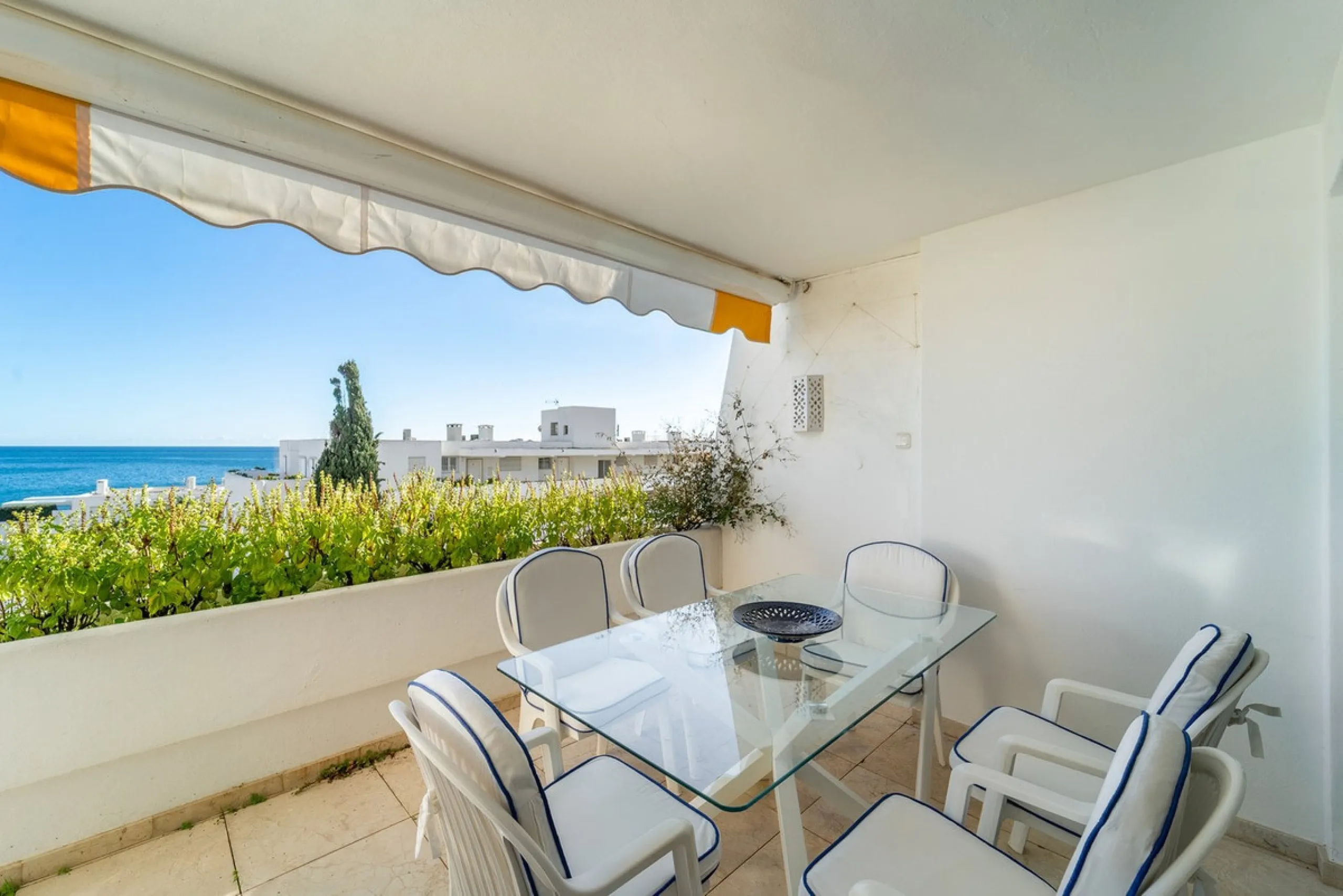 A unique opportunity to acquire a completely renovated apartment on the beachfront in the exclusive development known as El Beach of Guadalmina, one of the most emblematic in Marbella. A preferred destination for the high bourgeoisie from Madrid and the B