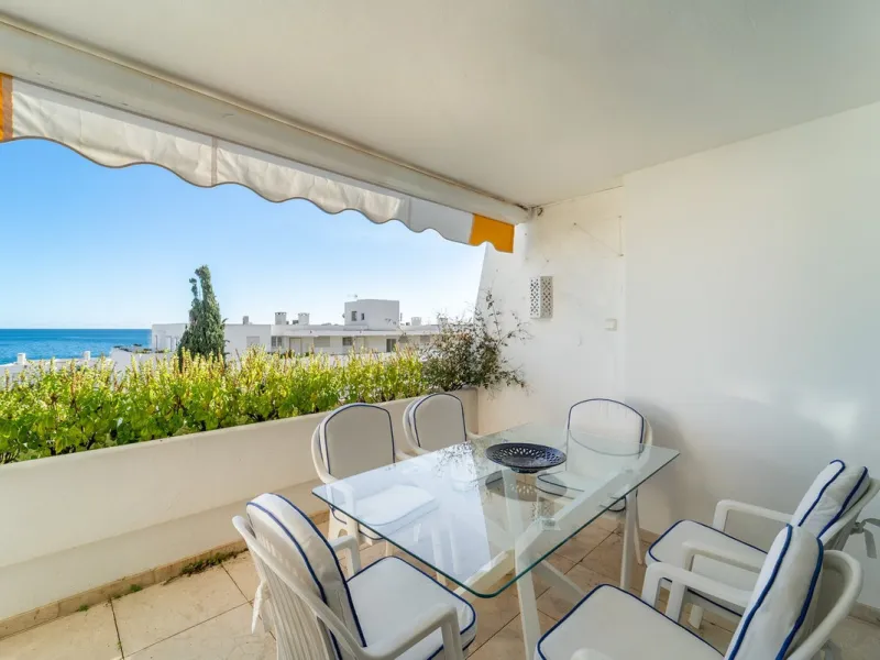 A unique opportunity to acquire a completely renovated apartment on the beachfront in the exclusive development known as El Beach of Guadalmina, one of the most emblematic in Marbella. A preferred destination for the high bourgeoisie from Madrid and the B