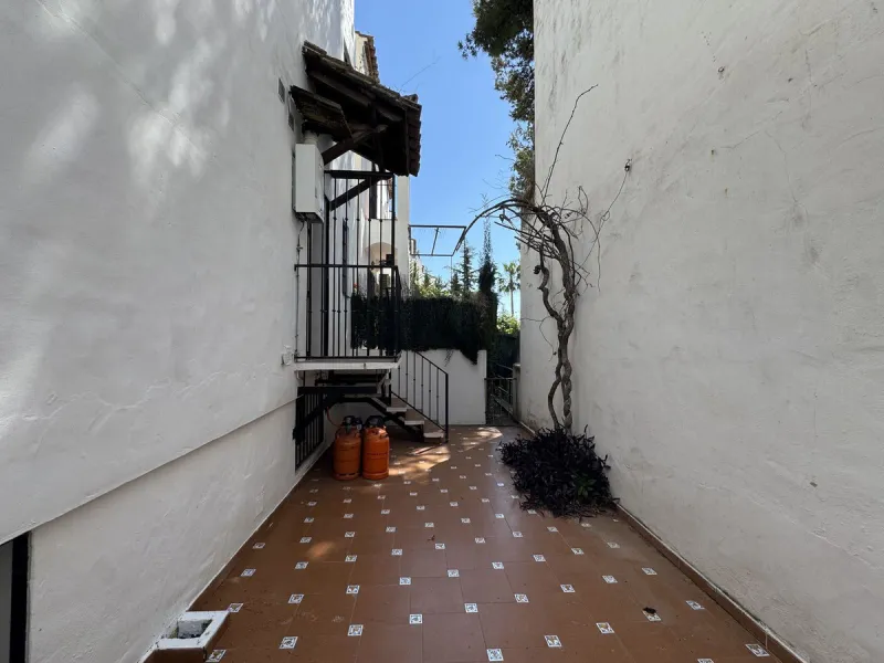 Exclusive townhouse in Marbella with sea views and prime location