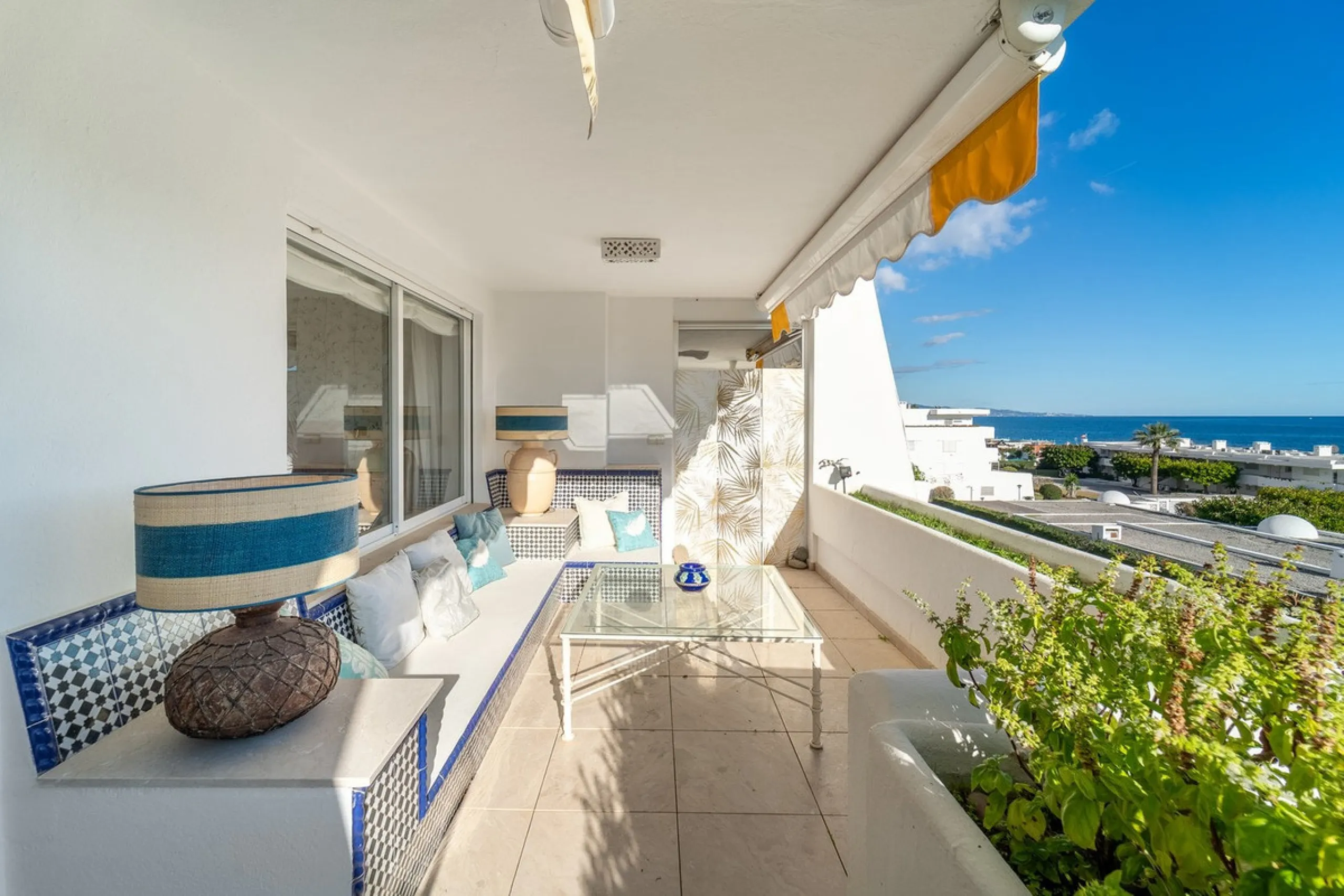 A unique opportunity to acquire a completely renovated apartment on the beachfront in the exclusive development known as El Beach of Guadalmina, one of the most emblematic in Marbella. A preferred destination for the high bourgeoisie from Madrid and the B